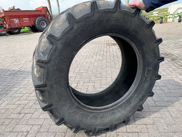 Good Year 420-70R28 (8).jpg
